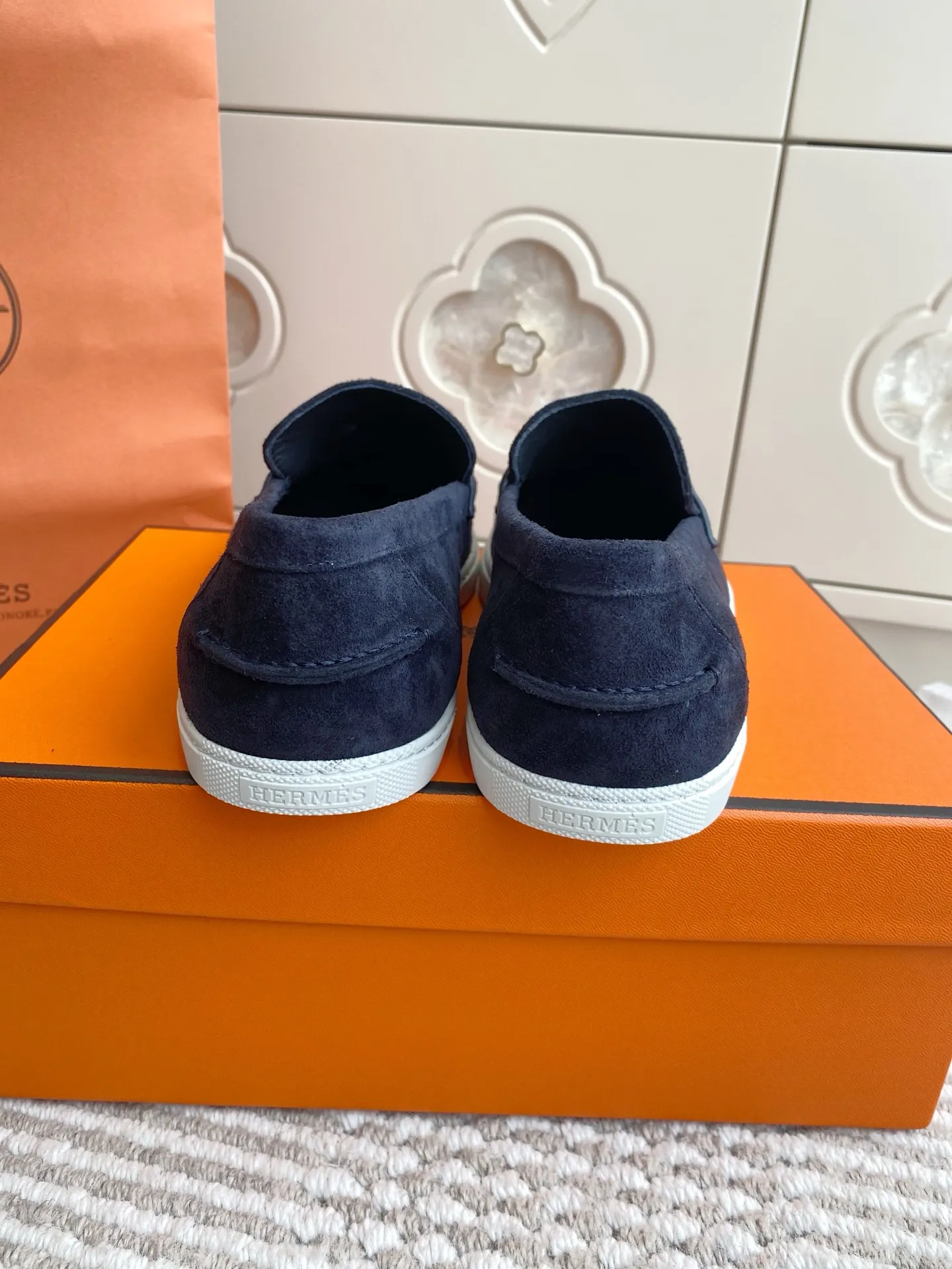 p560✨Hermes Couple Loafers｜Walking in the urban high-end, easily wearing Hermès temperament✨Who says luxury and comfort can’t have both?  This pair of H’s classic loafers really does it!  ▪️"Customized imported Yangjing fabric" is soft and delicate ▪️"Full sheepskin lining" + "soft-soled shoes" design. Your feet will be healed the moment you put them on~ It's like stepping on clouds☁️You won't feel tired after walking all day!  The iconic "H" buckle is low-key and luxurious. It is matched with a rubber outsole. It is lightweight and stylish. Whether you are commuting or shopping, you can easily achieve casual urban style🏙 Can be worn by couples. Full range of sizes, girls 35-41 | boys 39-45. Wear them together when going out. Sweet and high-end💑 Original mold opening. Details are in place. Those who understand will be attracted at a glance ️❤️ #Hermès loafers #coupleshoes #lightweight and versatile shoes